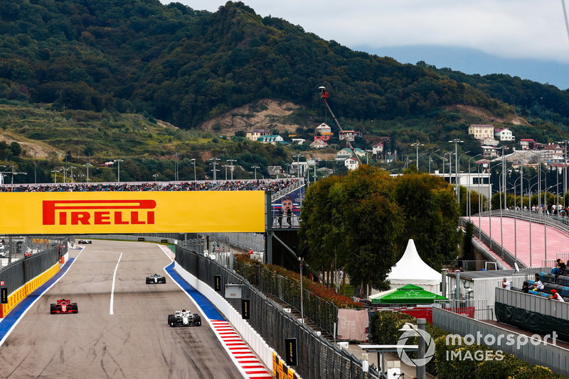 Charles Leclerc, Sauber C37, precede Kimi Raikkonen, Ferrari SF71H, e Valtteri Bottas, Mercedes AMG F1 W09