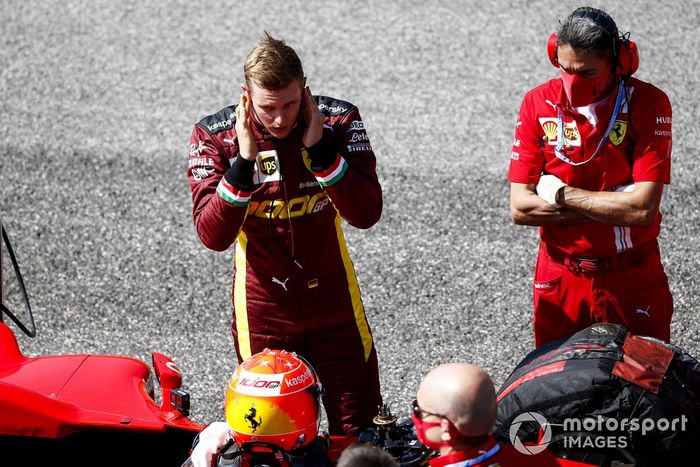 Mick Schumacher se prepara para conducir el Ferrari F2004