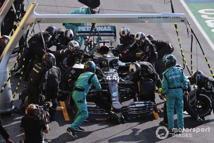 Lewis Hamilton, Mercedes F1 W11, en pits