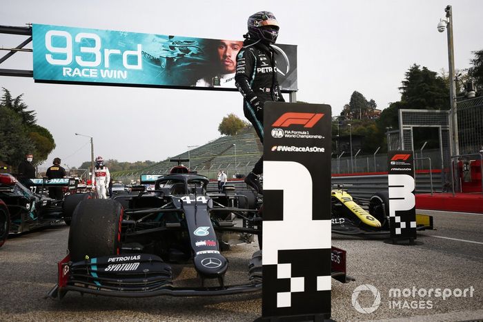 Ganador Lewis Hamilton, Mercedes-AMG F1 celebra en Parc Ferme 