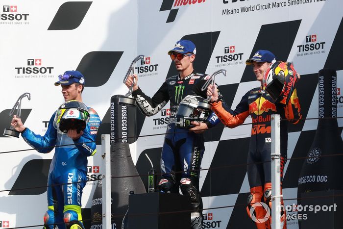 Podio: tercer lugar Joan Mir, Team Suzuki MotoGP, ganador Maverick Viñales, Yamaha Factory Racing y el tercer lugar Pol Espargaró, Red Bull KTM Factory Racing. 