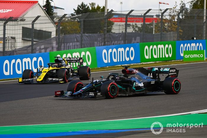 Lewis Hamilton, Mercedes F1 W11, Daniel Ricciardo, Renault F1 Team R.S.20