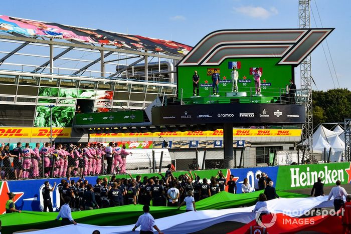 Podio: segundo lugar Carlos Sainz Jr., McLaren, ganador Pierre Gasly, AlphaTauri,y tercer lugar Lance Stroll, Racing Point