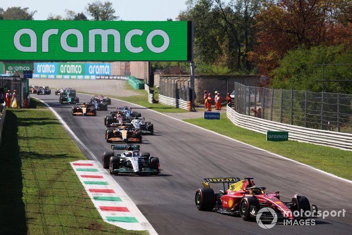 Charles Leclerc, Ferrari F1-75, George Russell, Mercedes W13, Daniel Ricciardo, McLaren MCL36, Pierre Gasly, AlphaTauri AT03, el resto en la primera vuelta