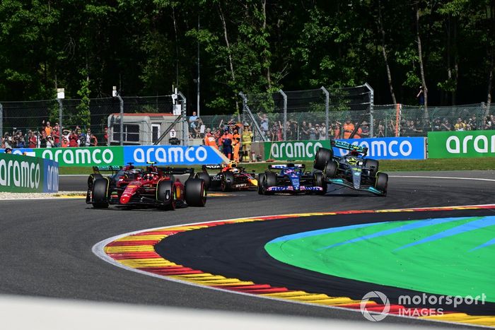 Carlos Sainz, Ferrari F1-75, mientras Lewis Hamilton, Mercedes W13 y Fernando Alonso, Alpine A522, hacen contacto