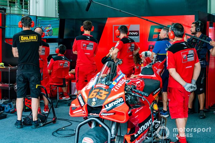 Francesco Bagnaia, Ducati Team, en el box