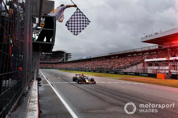 Max Verstappen, Red Bull Racing RB15, 1ª posición, toma la bandera a cuadros