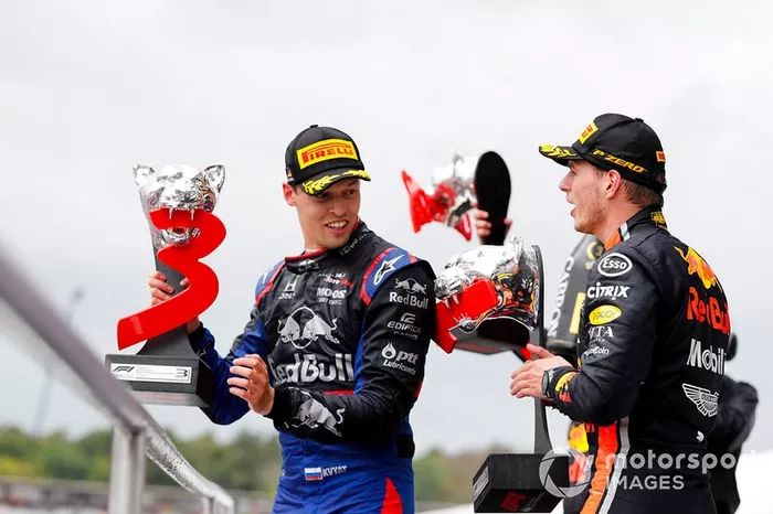 Kvyat acompañó en el podio a Verstappen, que le 'arrebató' el asiento en 2016 y le hizo volver a Toro Rosso
