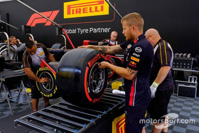 Miembros de Pirelli y Red Bull Racing