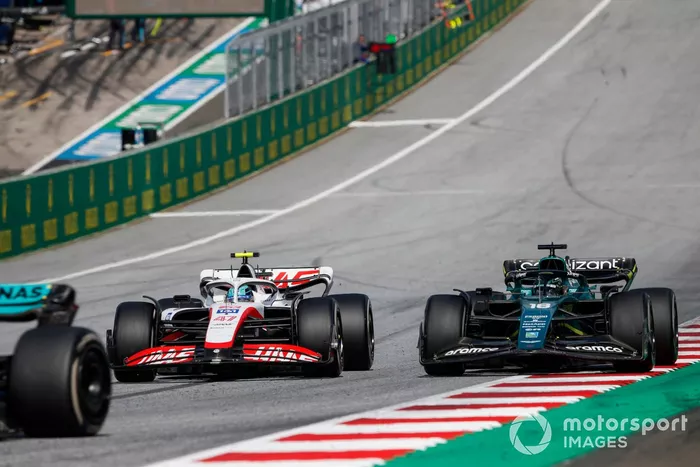 Mick Schumacher, Haas VF-22, lucha con Lance Stroll, Aston Martin AMR22