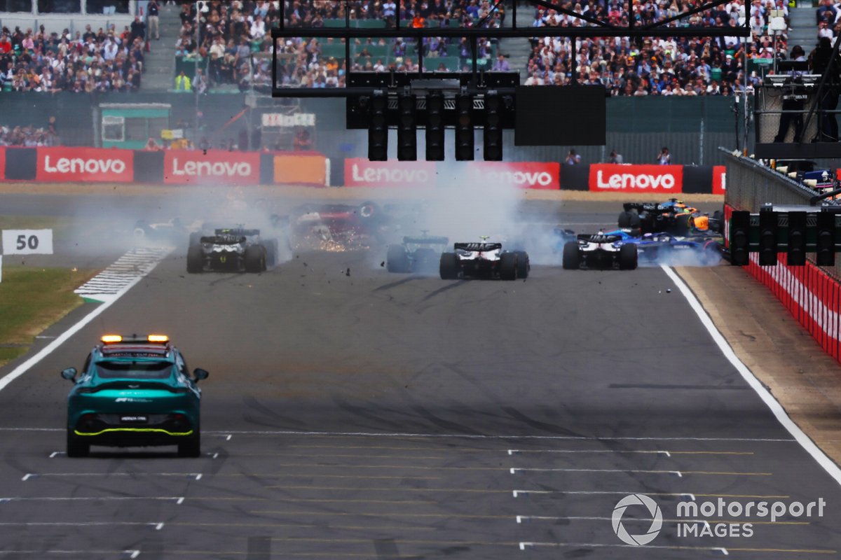 A rear view of the crash at the first start. Zhou Guanyu, Alfa Romeo C42, George Russell, Mercedes W13, Esteban Ocon, Alpine A522, Yuki Tsunoda, AlphaTauri AT03 and Alex Albon, Williams FW44 are involved