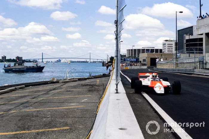 John Watson, McLaren MP4-1B Ford, pasa un barco de la policía de Detroit