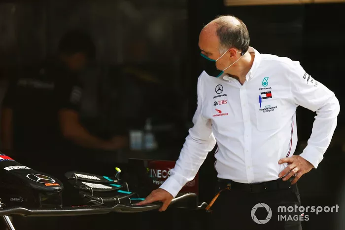 Un miembro del equipo de Mercedes trabajando