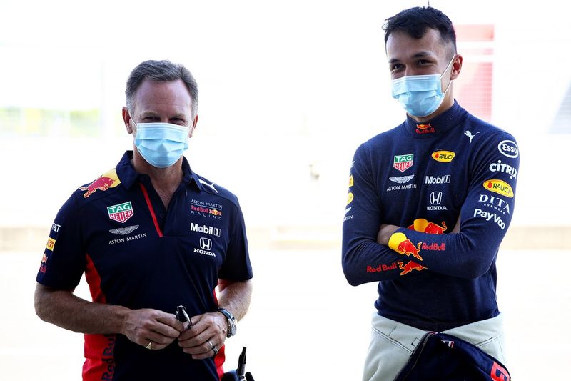 Alex Albon, con el director de Red Bull, Christian Horner