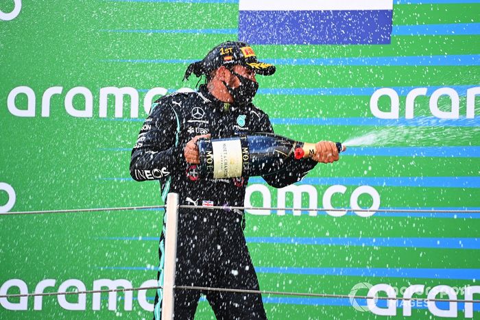 Podio: ganador, Lewis Hamilton, Mercedes-AMG Petronas F1