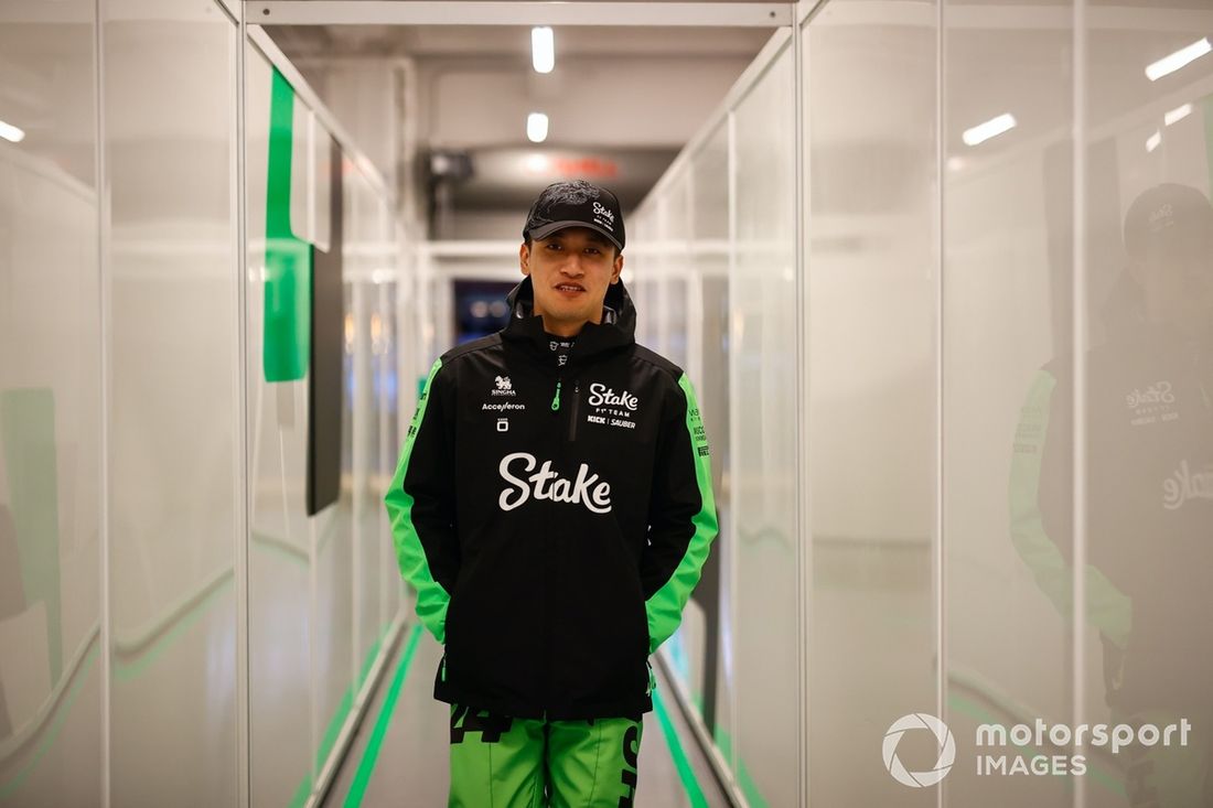 Zhou Guanyu, Stake F1 Team KICK Sauber, en el garaje