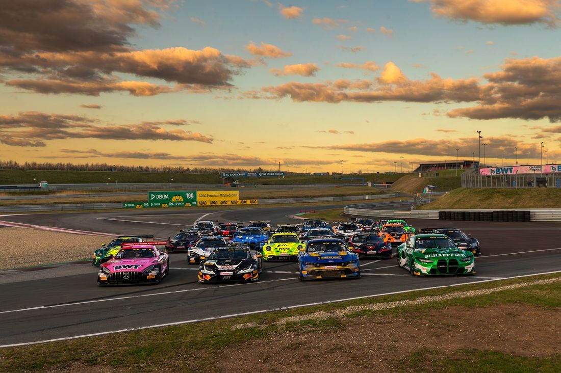 Zdjęcie grupowe ze wszystkimi samochodami