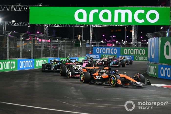 Oscar Piastri, McLaren MCL38, Nico Hulkenberg, Haas VF-24, Lewis Hamilton, Mercedes F1 W15