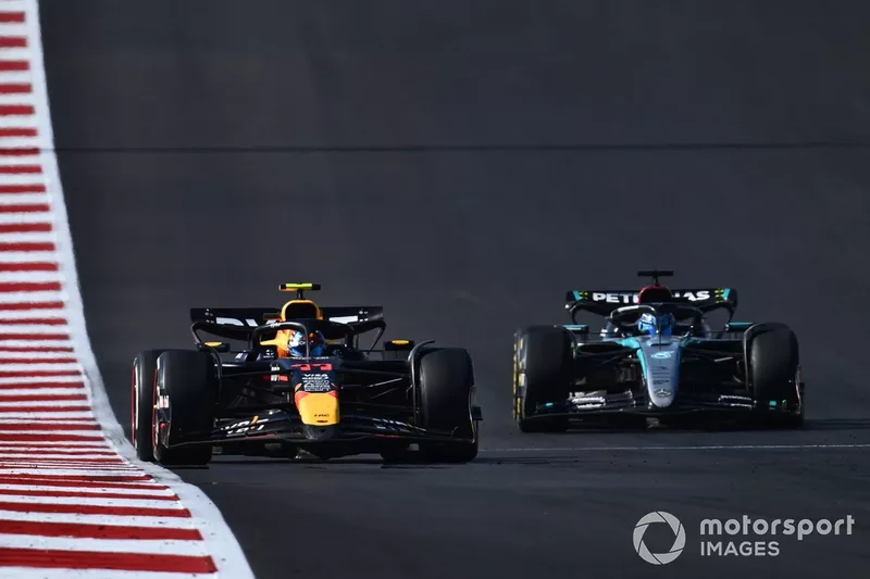 Sergio Perez, Red Bull Racing RB20, George Russell, Mercedes F1 W15