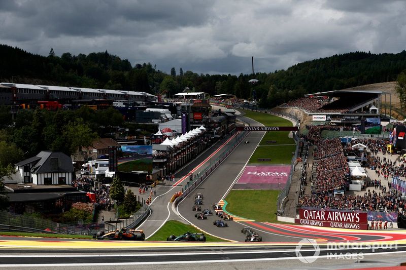 Lando Norris, McLaren MCL60, Fernando Alonso, Aston Martin AMR23, Yuki Tsunoda, AlphaTauri AT04, el resto de los participantes en la vuelta de formación.