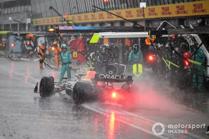 Sergio Pérez, Red Bull Racing RB19, hace una parada en boxes