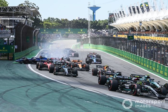 Lewis Hamilton, Mercedes F1 W14, Fernando Alonso, Aston Martin AMR23, Lance Stroll, Aston Martin AMR23, el resto de la parrilla mientras se produce un accidente entre Kevin Magnussen, Haas VF-23, Alex Albon, Williams FW45.