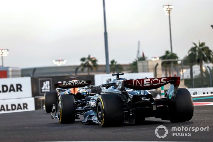 Oscar Piastri, McLaren MCL60, George Russell, Mercedes F1 W14