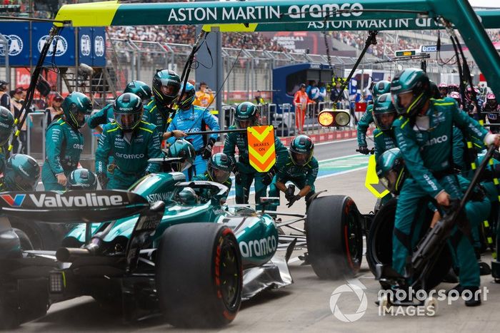 Lance Stroll, Aston Martin AMR24, hace una parada en boxes