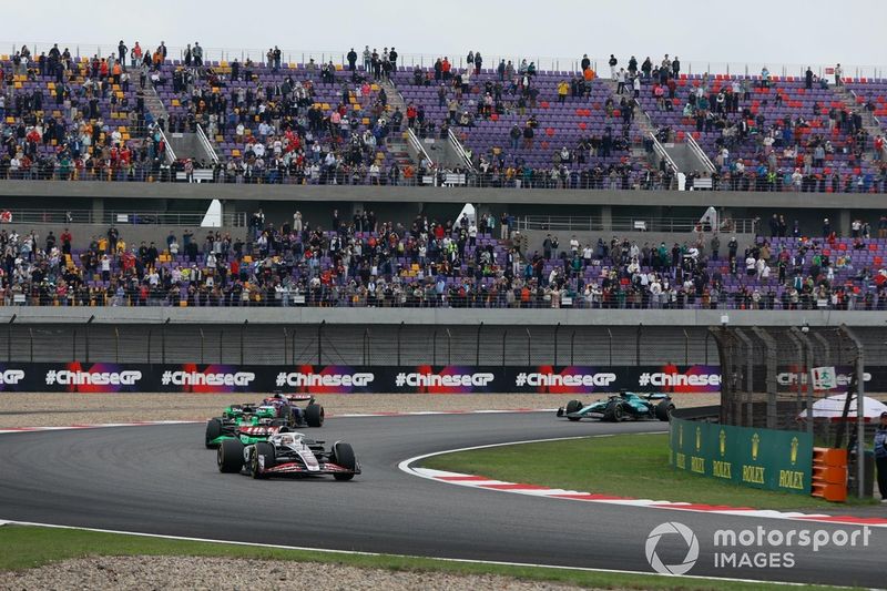 Kevin Magnussen, Haas VF-24, Valtteri Bottas, Kick Sauber C44, Daniel Ricciardo, RB F1 Team VCARB 01