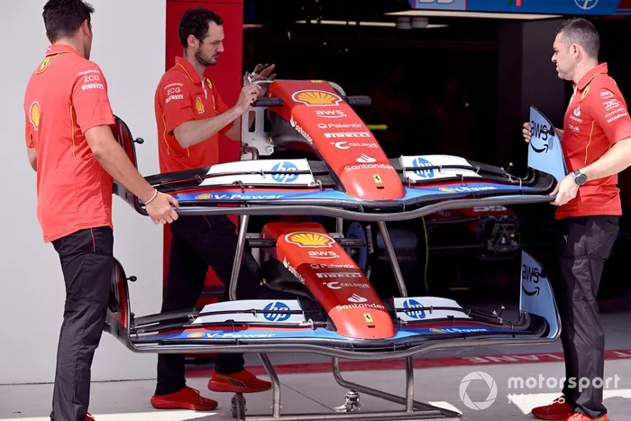 Ailes avant de la Ferrari SF-24 dans la voie des stands 