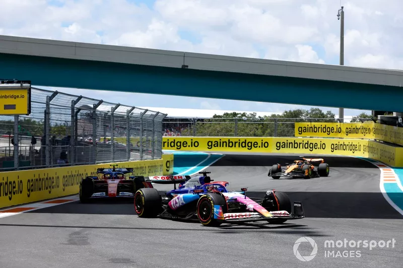 Daniel Ricciardo, RB F1 Team VCARB 01, Carlos Sainz, Ferrari SF-24, Oscar Piastri, McLaren MCL38