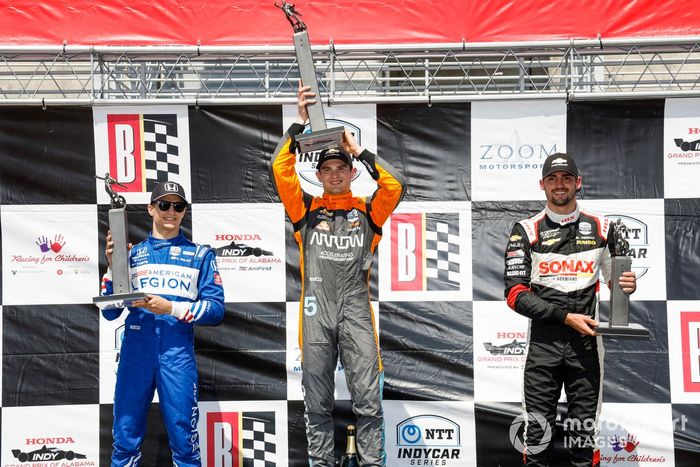 Podio: segundo lugar Alex Palou, Chip Ganassi Racing Honda,  ganador Patricio O'Ward, Arrow McLaren SP Chevrolet, tercer lugar Rinus VeeKay, Ed Carpenter Racing Chevrolet