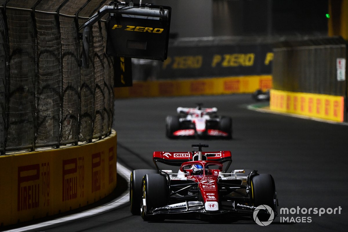 Bottas, Melbourne'de "ilk altı" içerisinde olmayı hedefliyor 1 Formula 1 Haberleri - F1 Puan Durumu Valtteri Bottas, Alfa Romeo C42, Kevin Magnussen, Haas VF-22