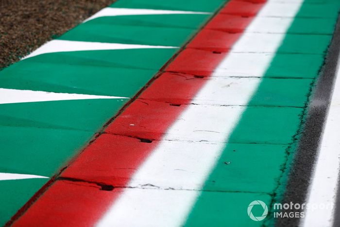 Pianos con los colores de la bandera de Italia en Imola