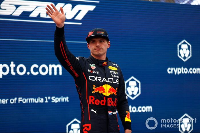 Max Verstappen, Red Bull Racing, 1ª posición, en el podio de la carrera Sprint