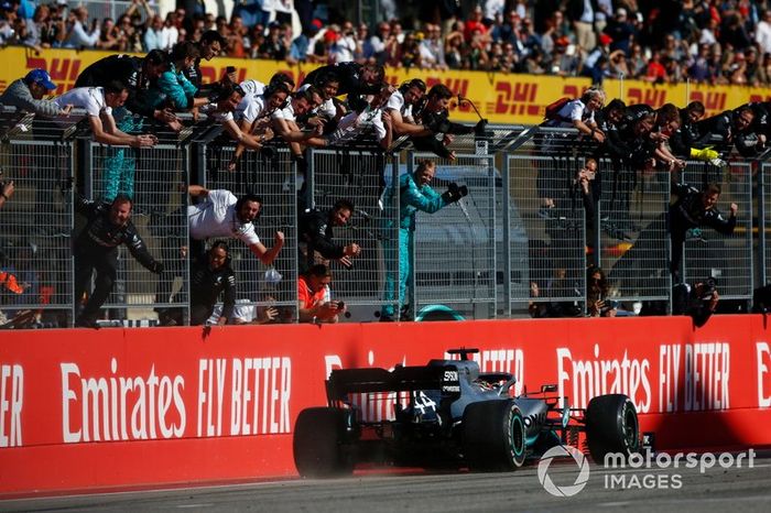 Lewis Hamilton, Mercedes AMG F1 W10, es recibido por su equipo en la llegada