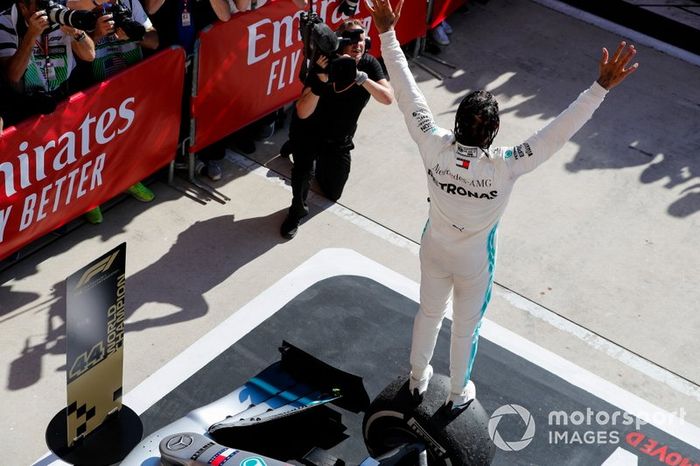 Lewis Hamilton, Mercedes AMG F1, festeggia il suo sesto Mondiale, nel parco chiuso