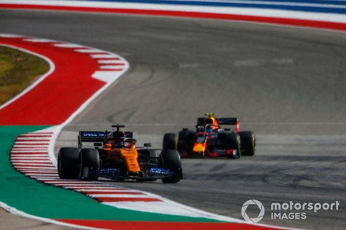 Carlos Sainz Jr., McLaren MCL34, Alex Albon, Red Bull Racing RB15