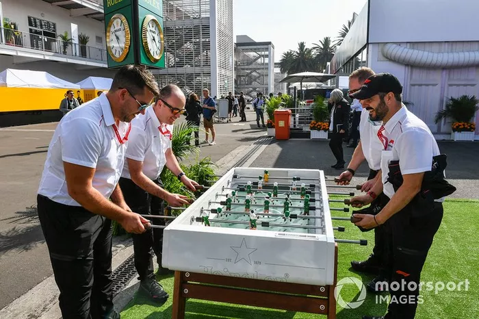 El personal de F1 juega al futbolín en el paddock