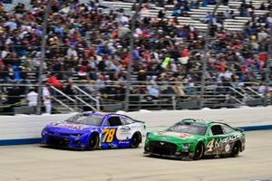 BJ McLeod, Live Fast Motorsports, CAMDEN MEDICAL CENTER Chevrolet Camaro and Kevin Harvick, Stewart-Haas Racing, Hunt Brothers Pizza / Realtree Ford Mustang