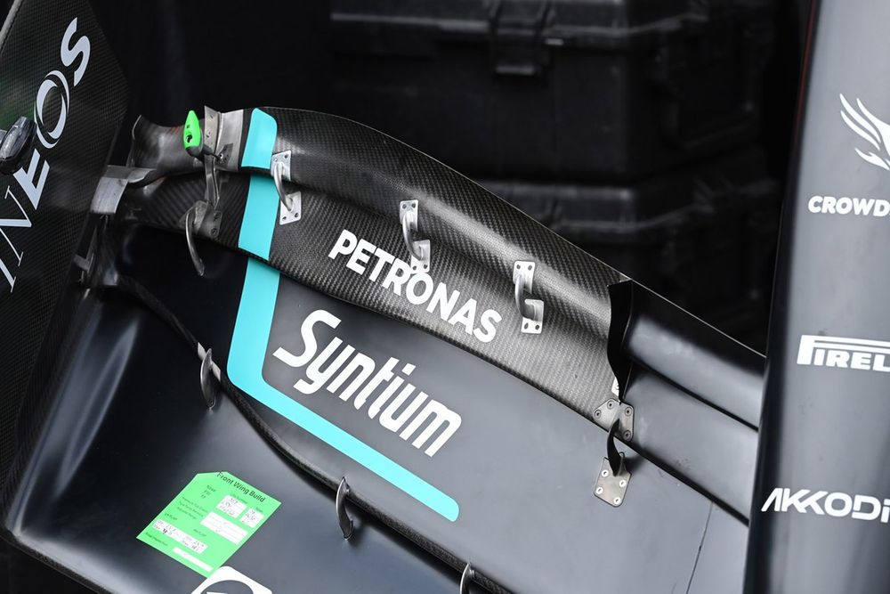 Parte del alerón delantero con las aletas del Mercedes W14