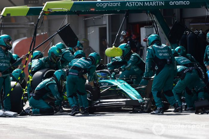 Fernando Alonso, Aston Martin AMR23, hace una parada en boxes