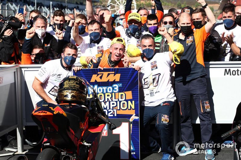 El ganador de la carrera y campeón del mundo Pedro Acosta, Red Bull KTM Ajo