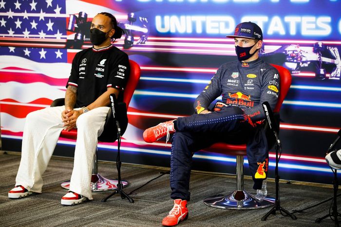 Lewis Hamilton, Mercedes, 2ª posición, y Max Verstappen, Red Bull Racing, 1ª posición, en la rueda de prensa