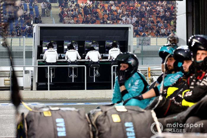 El equipo de paradas de Mercedes, en boxes