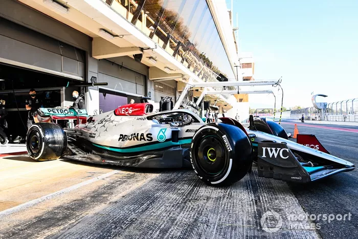 Lewis Hamilton, Mercedes W13, sale de boxes