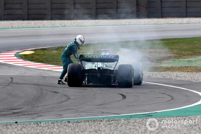 Sebastian Vettel, Aston Martin AMR22, se detiene con un fallo técnico que provoca humo