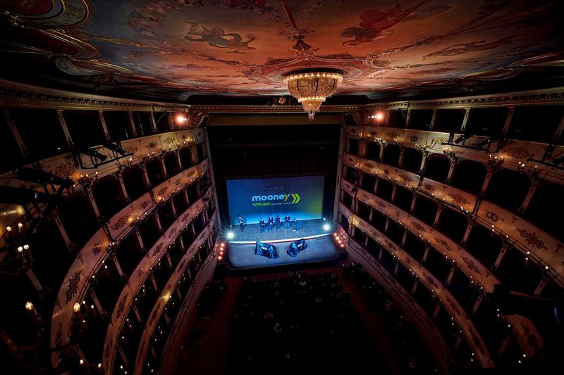 La cérémonie de VR46 au théâtre Rossini de Pesaro