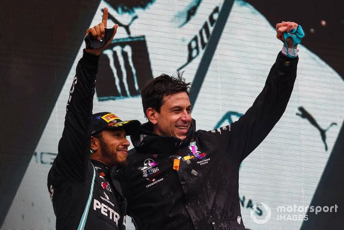 Podio: ganador y campeón del mundo Lewis Hamilton, Mercedes-AMG F1 con Toto Wolff, Director Ejecutivo Mercedes AMG