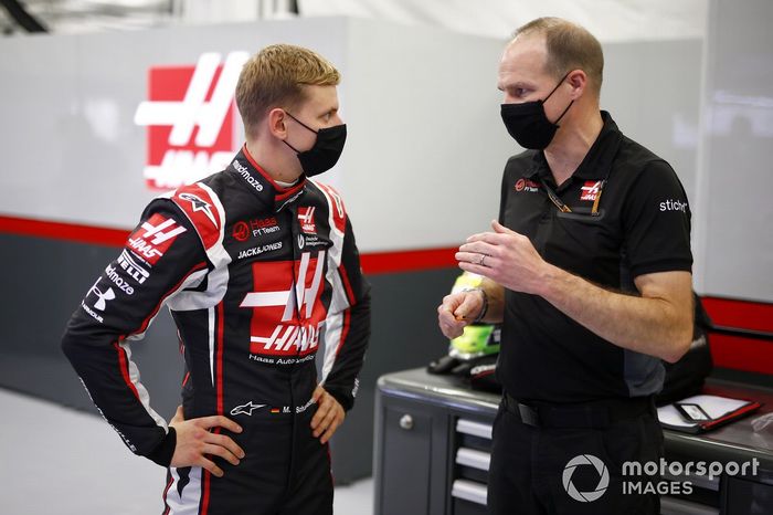 Mick Schumacher ajustando su asiento de Haas F1 con su ingeniero, Gary Gannon